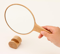 木目がきれいな縁薄デザイン。ITUTU/手鏡