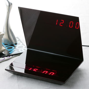 漆な反射時計。YOnoBI/Dancing on the water