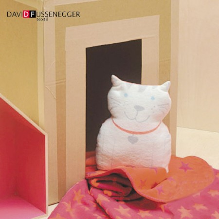 ゆる過ぎる猫のクッション。DAVID FUSSENEGGER CUSHION CAT