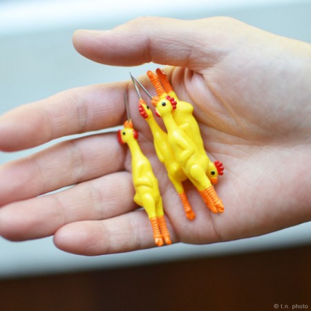 鳥が突っ込む押しピン。nuop design ラバーチキンプッシュピン