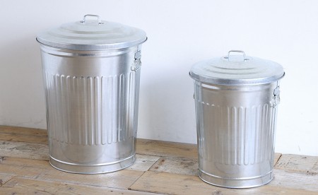 でかいブリキのゴミ箱