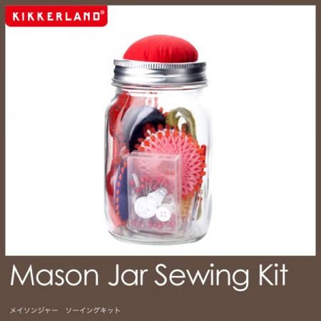 瓶詰め裁縫セット。Kikkerland Mason Jar Sewing Kit 
