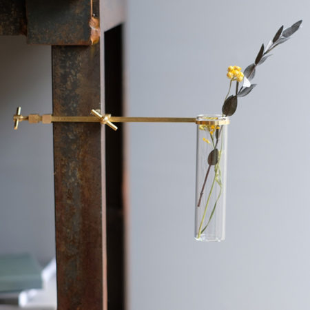 挟んで固定。BRANCH TUBE VASE / WEST VILLAGE TOKYO