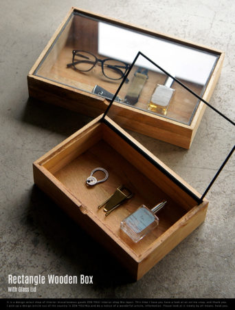 ビンテージ感ボックス。Wooden Box With Glass Lid