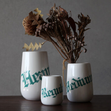 ブラックレターなフラワーベース。ANAheim Blackletter Family Ceramic Base