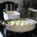 フライパンでどんっ。陶器の蒸し皿