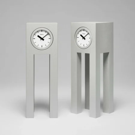 足のある置き時計。レムノス Lemnos Chairs DEAR VERA II 