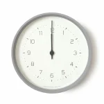 グレーの掛け時計。NEUT wall clock lemnos
