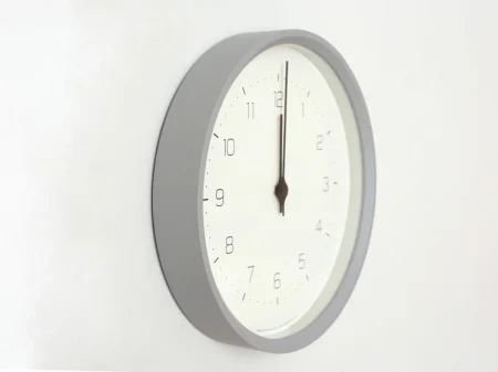 グレーの掛け時計。NEUT wall clock lemnos