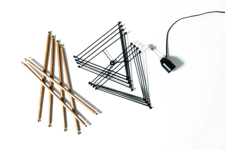 バランス照明。Ampersand Factory Tensegrity Floor Light