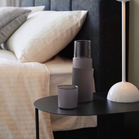 ベッド脇の水分補給カラフェ。Bedside Carafe