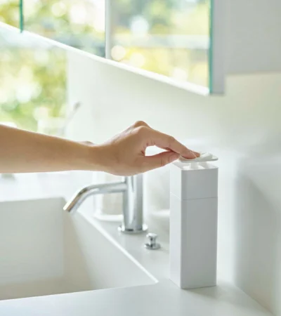 プッシュディスペンサー。詰め替えボトル / tower