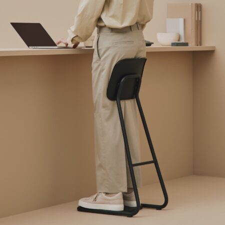スタンディングデスク用椅子。STANCHAIR