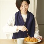 おしゃれ食事用エプロン。Table with プリーツタイプ