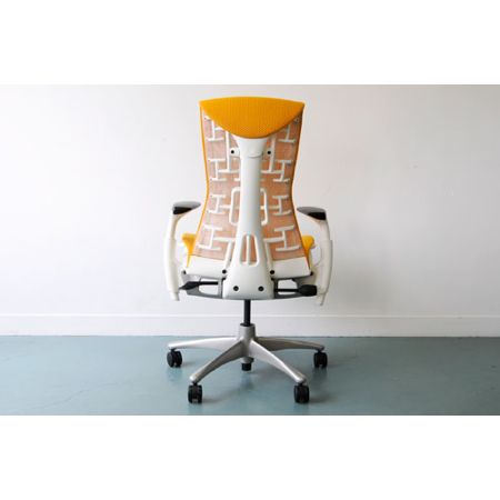機能美でインパクト。背中で語る椅子。ハーマンミラー エンボディチェア