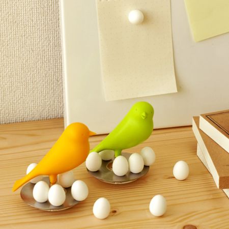 親鳥から借りては返す卵マグネット。Qualy Sparrow Egg Magnet