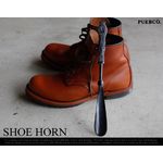 玄関の端が定位置の靴べら。SHOEHORN / PUEBCO