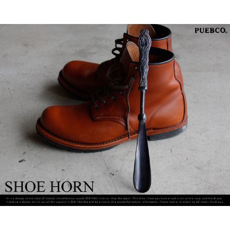 玄関の端が定位置の靴べら。SHOEHORN / PUEBCO