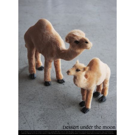 らくだの置物。Dessert under the moon