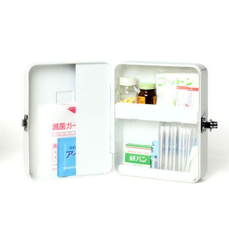 壁掛けOKな救急箱。KIKKERLAND FIRST AID STORAGE BOX | 雑貨kUkan