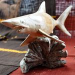 恐怖を感じる躍動感　木彫り　ホオジロザメ