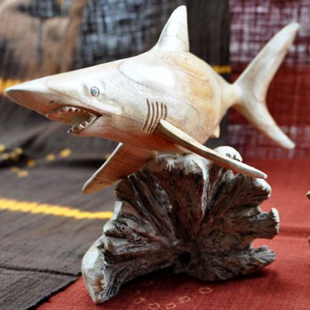 木彫り　ホオジロザメ
