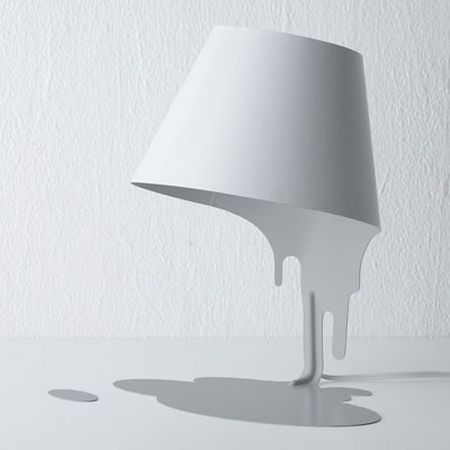 こぼれる瞬間の描写。共栄デザイン　照明　LIQUID LAMP（リキッドランプ）