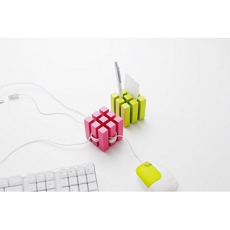 コードの絡みを防止 CUBE キューブ　ケーブルホルダー　