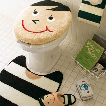 トイレに目ありのインパクト　SMILE トイレマット・スリッパ/ブラック